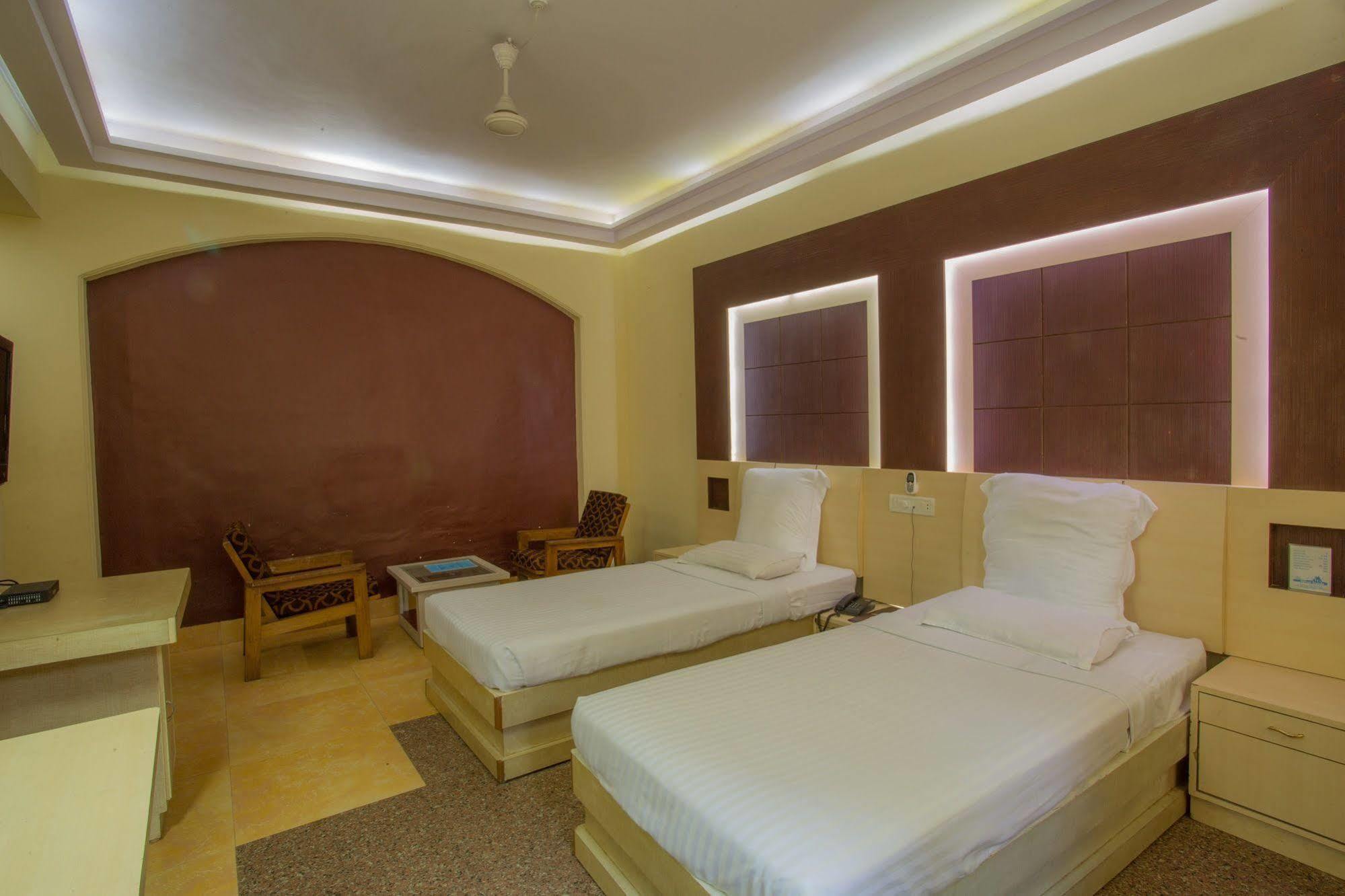 Silver Sands Beach Resort โคลวา ภายนอก รูปภาพ