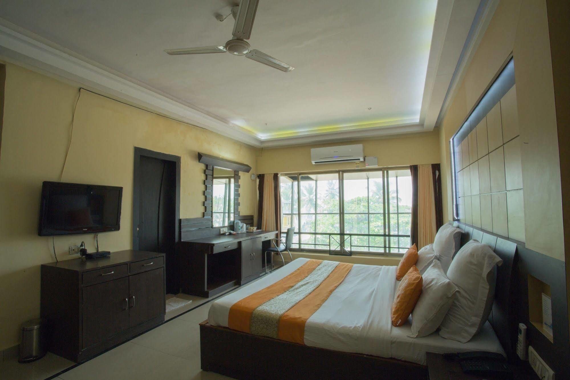 Silver Sands Beach Resort โคลวา ภายนอก รูปภาพ